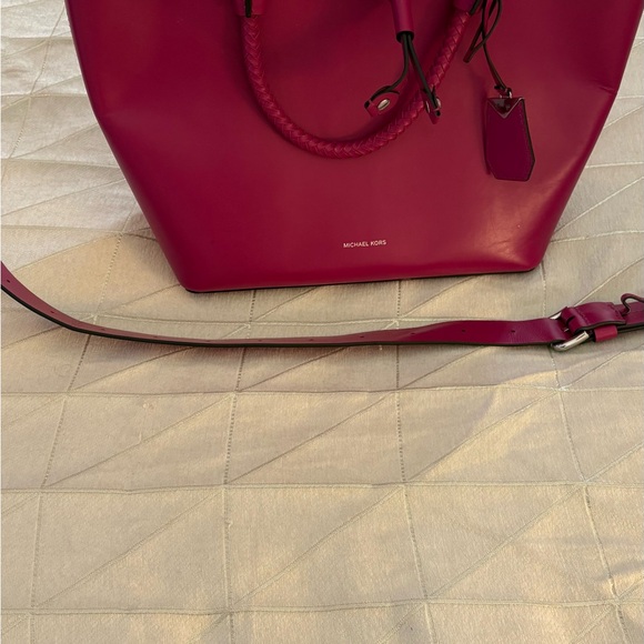 Michael Kors Pink Shoulder Bag with Elegant Design - Picture 5 of 8